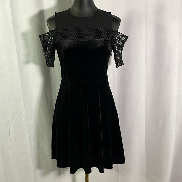 Topshop Black Velvet Cold Shoulder Lace Sleeve Mini Dress - Picture 1 of 16